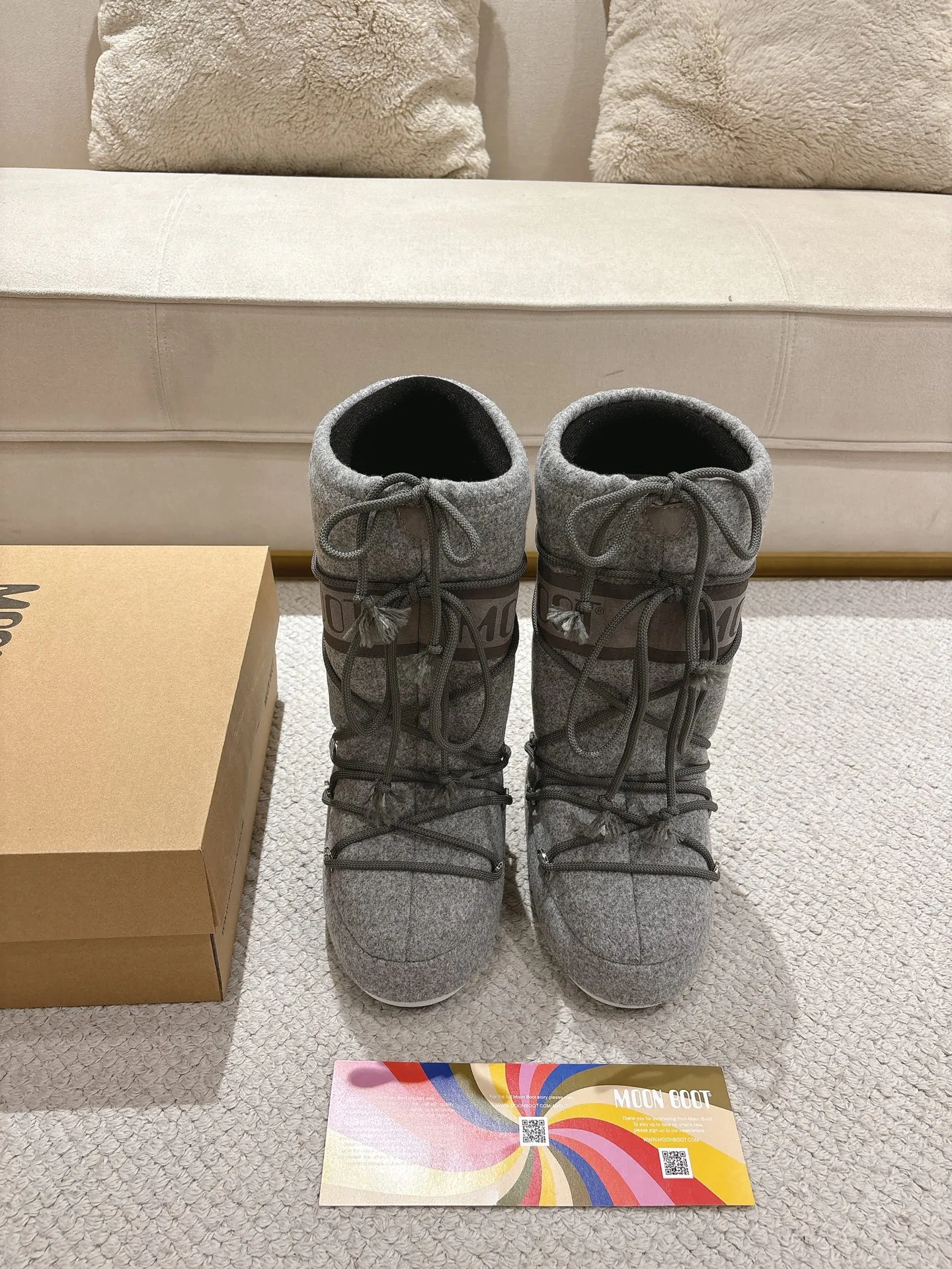 p660 [Exclusive top quality | New upgrade] Moon Boot 2025 autumn and winter hot snow boots are here! Don’t just focus on UGG anymore, fashionistas have already changed to these "ugly moon boots" ✨ 🔥Forget UGG! The Moon Boot that was once popular throughout the millennium is back! At that time, Paris Hilton, Victoria Beckham and other top icons were wearing it. Now with the strong return of the Y2K trend, the same QQ show outfit is a must-have for young people!  👢Hidden within 4cm, the legs are slimmer. 💫Looks fluffy, but actually looks slimmer. ❄️Full marks for thermal insulation, no longer cold in winter. 🌟Same style for men and women, regardless of left or right, easy to match. Don’t look at it’s cute appearance, but it instantly transforms into a trend focus! If you want both warmth and style, this is a must-have! ❶Material: original customized nylon cloth ❷Lining: original 100% silk cotton liner ❸Feet: original 100% silk cotton liner ❹Outsole: original molded two-color non-slip outsole ❺Sole thickness: 4cm (including inner height increase) ❻Code number: 35/38; 39/41 ❼Packaging: original full set of packaging ☀Color: official website updated simultaneously